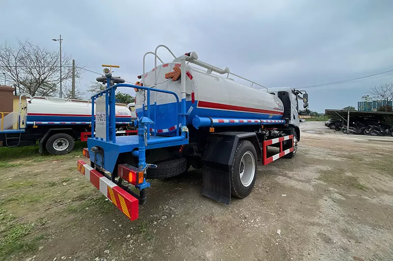 thuê xe tưới cây rửa đường
